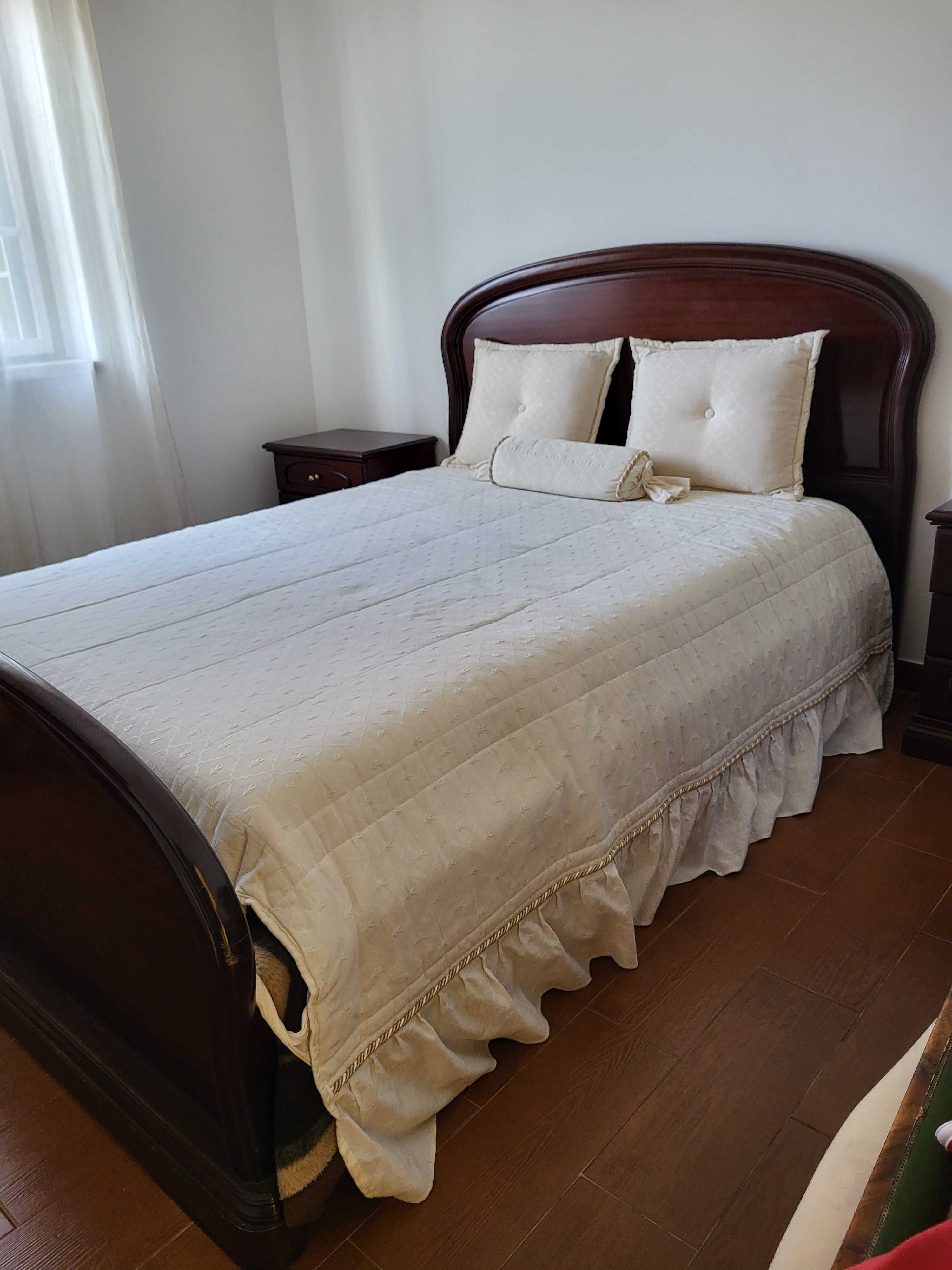 Mobília de quarto de  casal em mogno.