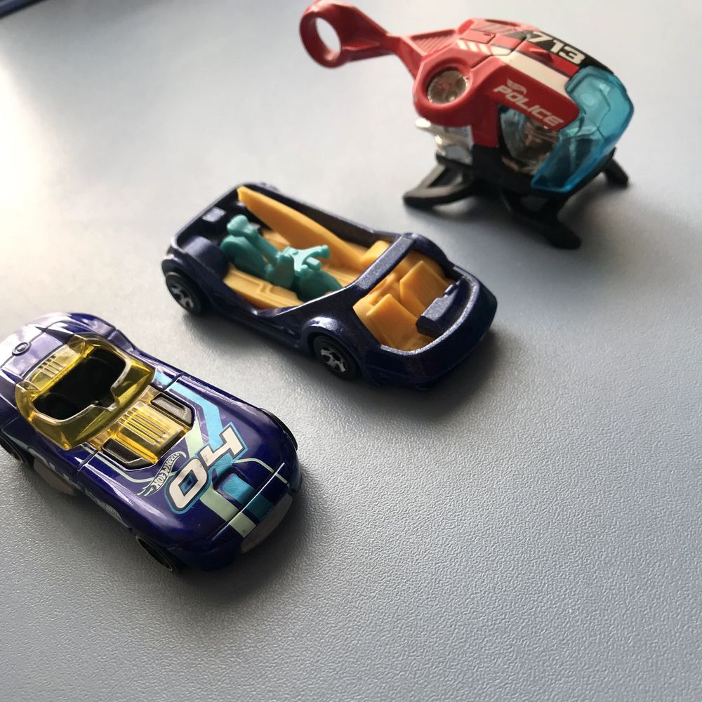 Машинки Hot Wheels.