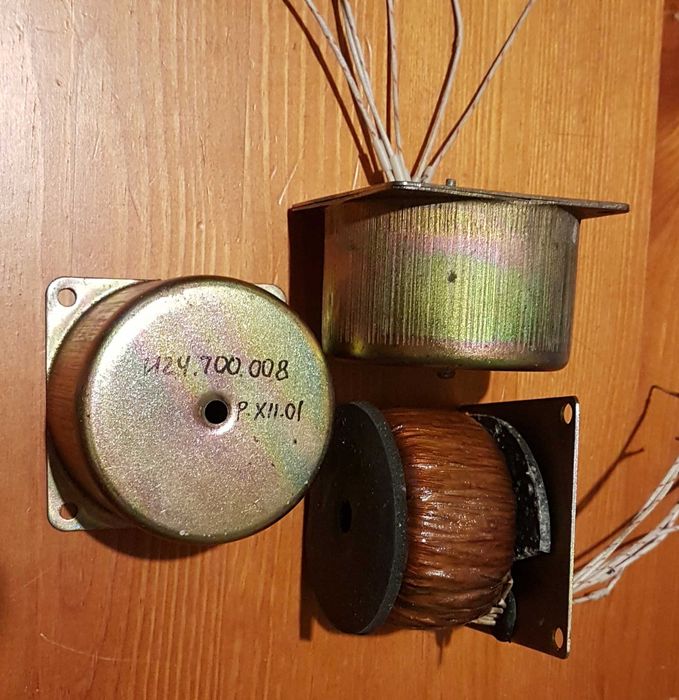 Тороїдальний трансформатор в екранованому металевому ковпаку