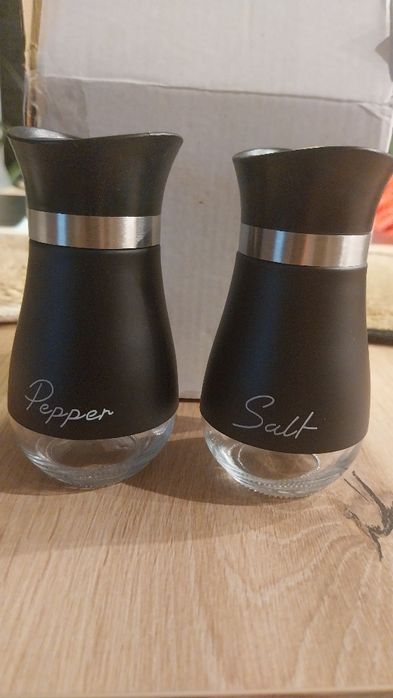 Solniczka i pieprzniczka 18 zł.