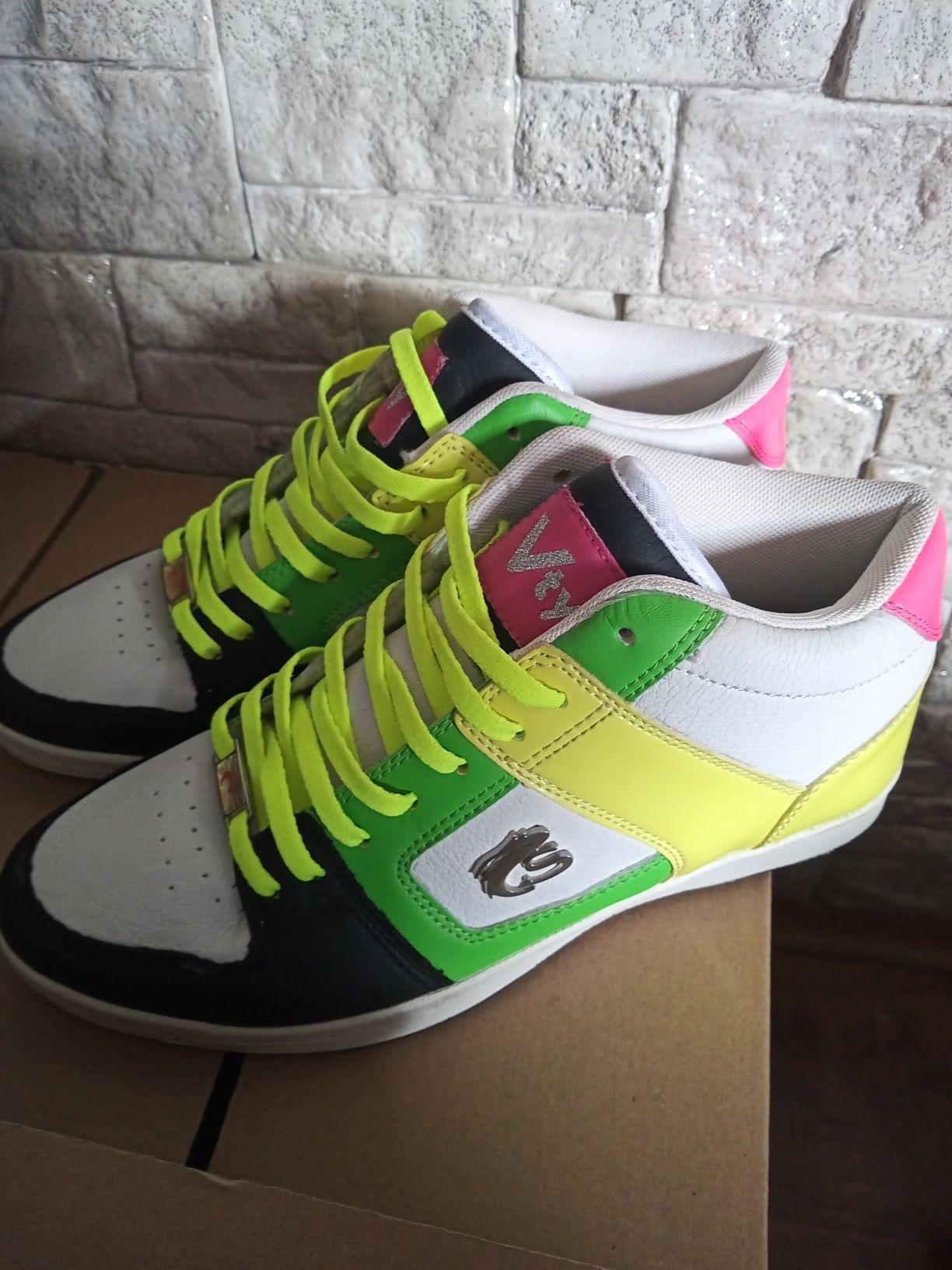 Adidasy damskie neonowe viktory