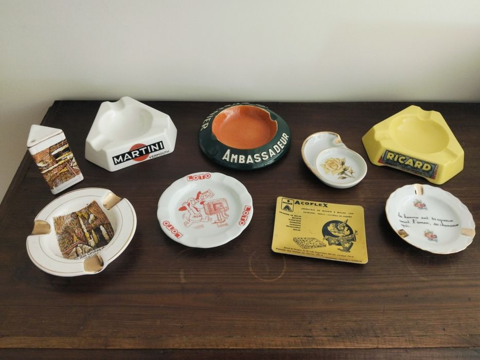 8 cinzeiros antigos e 1 paliteiro, a partir de