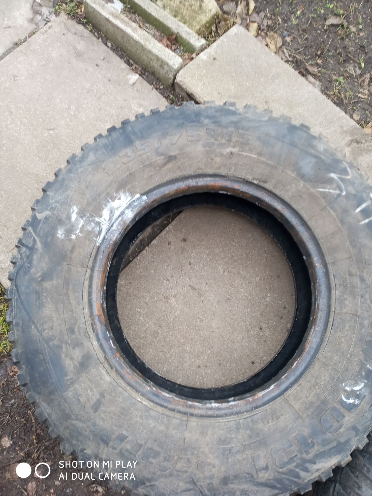 Продам резину 275/75R15.