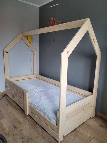 Łóżko domek z drewna lipowego