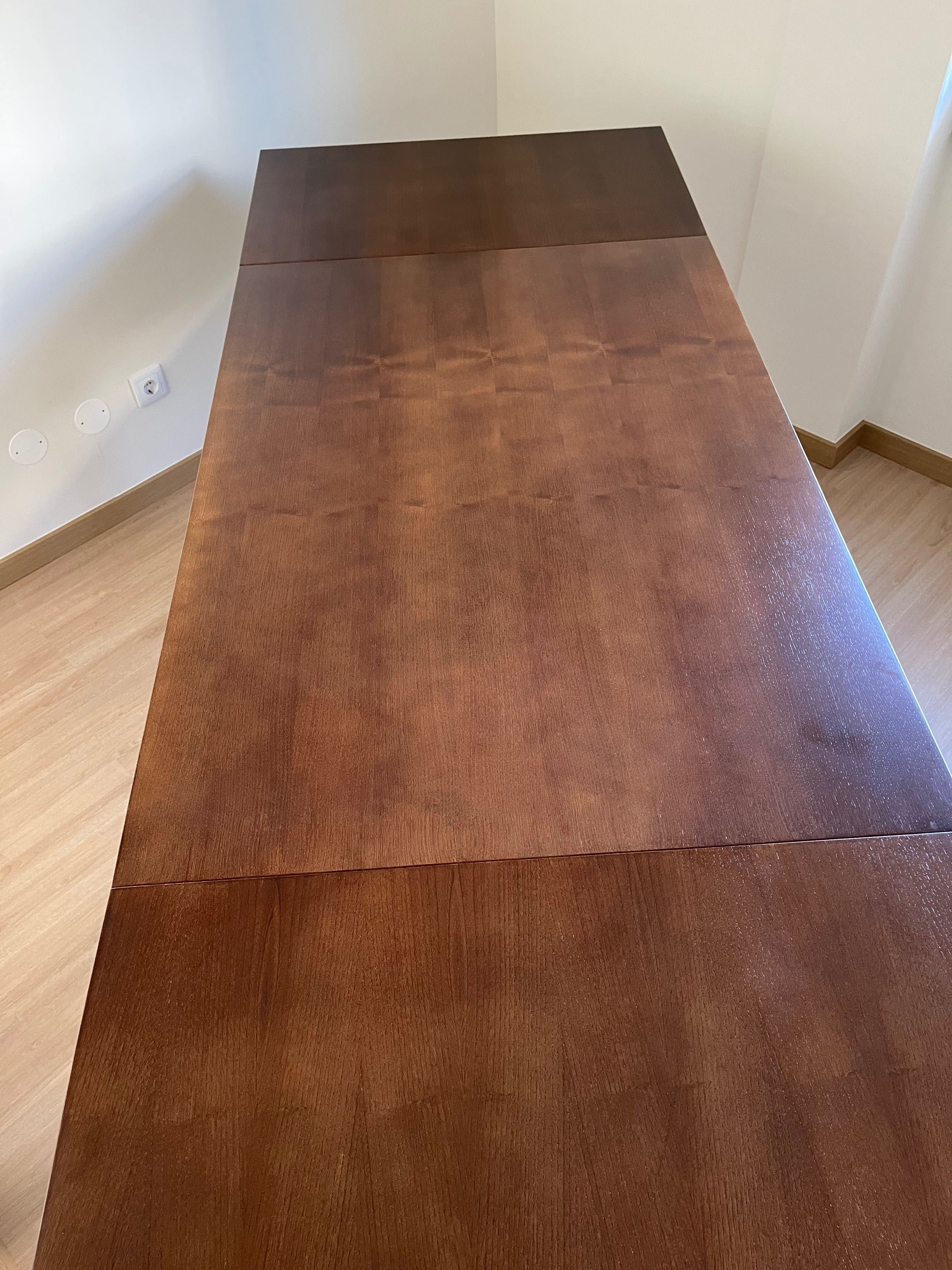 Mesa extensível madeira de Castanho– como nova | Pouca utilização.