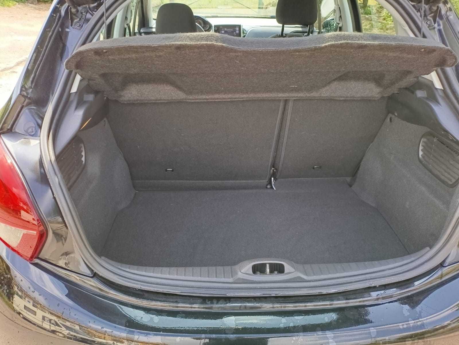 Peugeot 208, 5 portas, com 64000 km, a gasolina