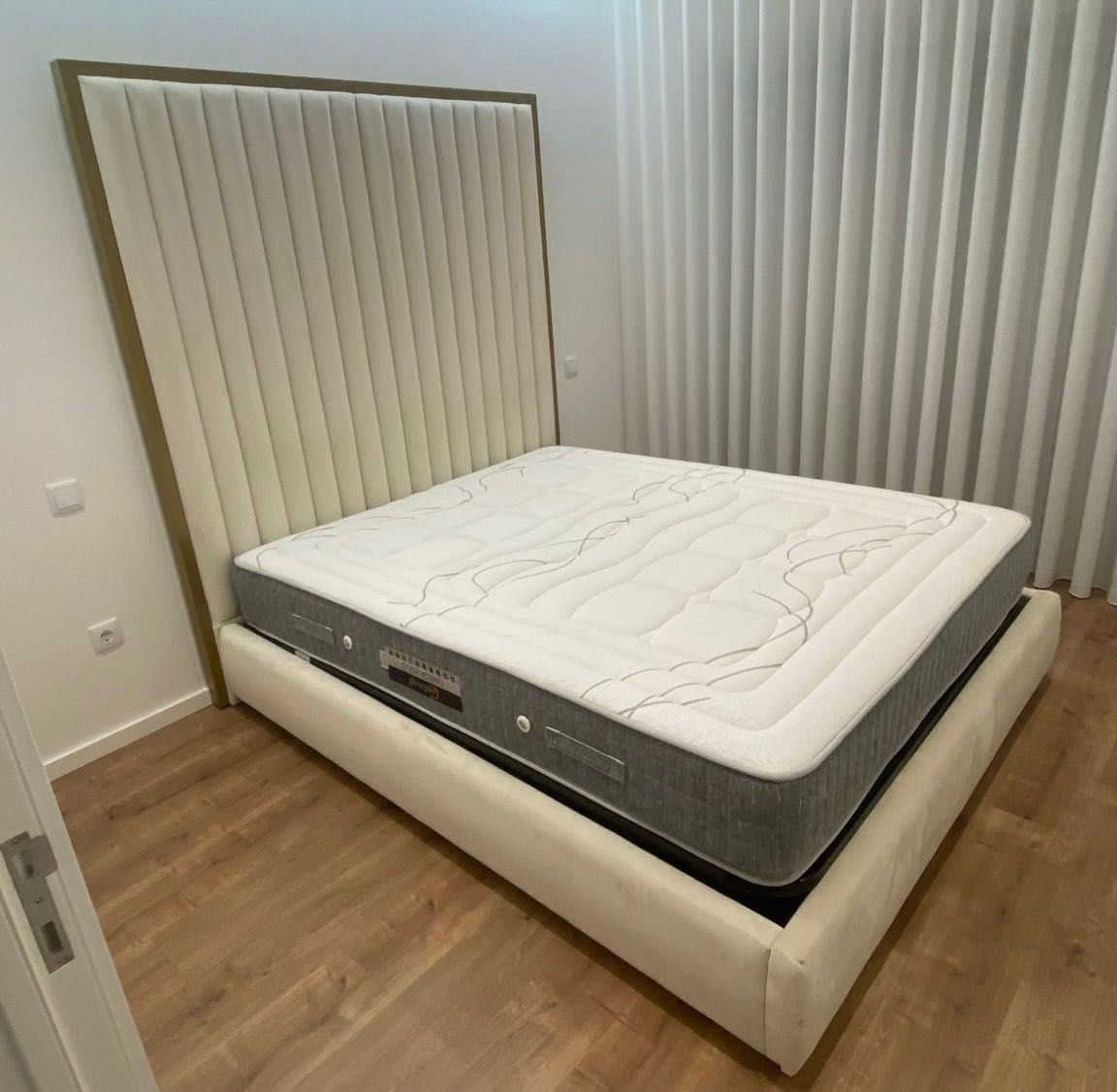 Cama de casal com tamanho de 160 x 200 cm com arrumação