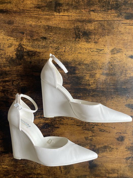 Koturny platformy Bershka 39 białe sandały