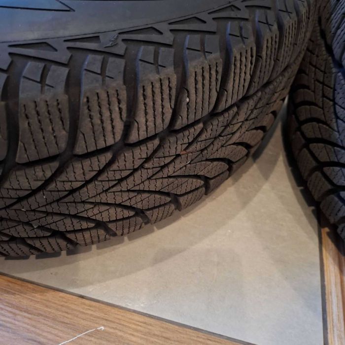 Колеса в зборі диски 114.3х5 резина зима 205х65х15р Goodyear