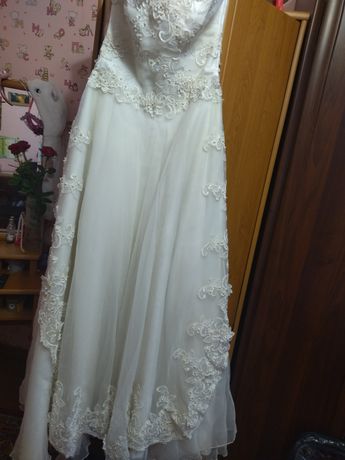 Весільне плаття кольору айвори
