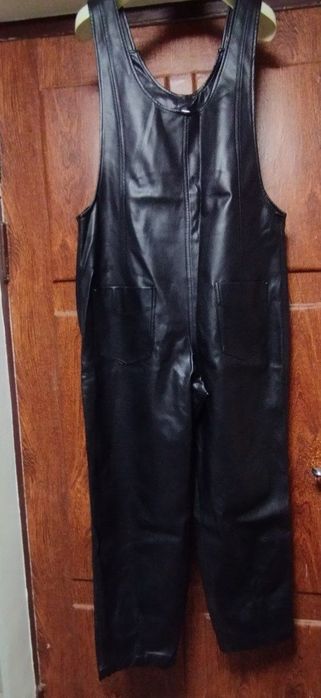 Продам женский комбинезон из экокожи