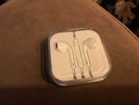 Słuchawki douszne EarPods firmy Apple z pilotem i mikrofonem MiniJack