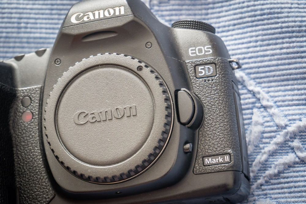 Máquina fotográfica DSLR Canon EOS 5D Mark II