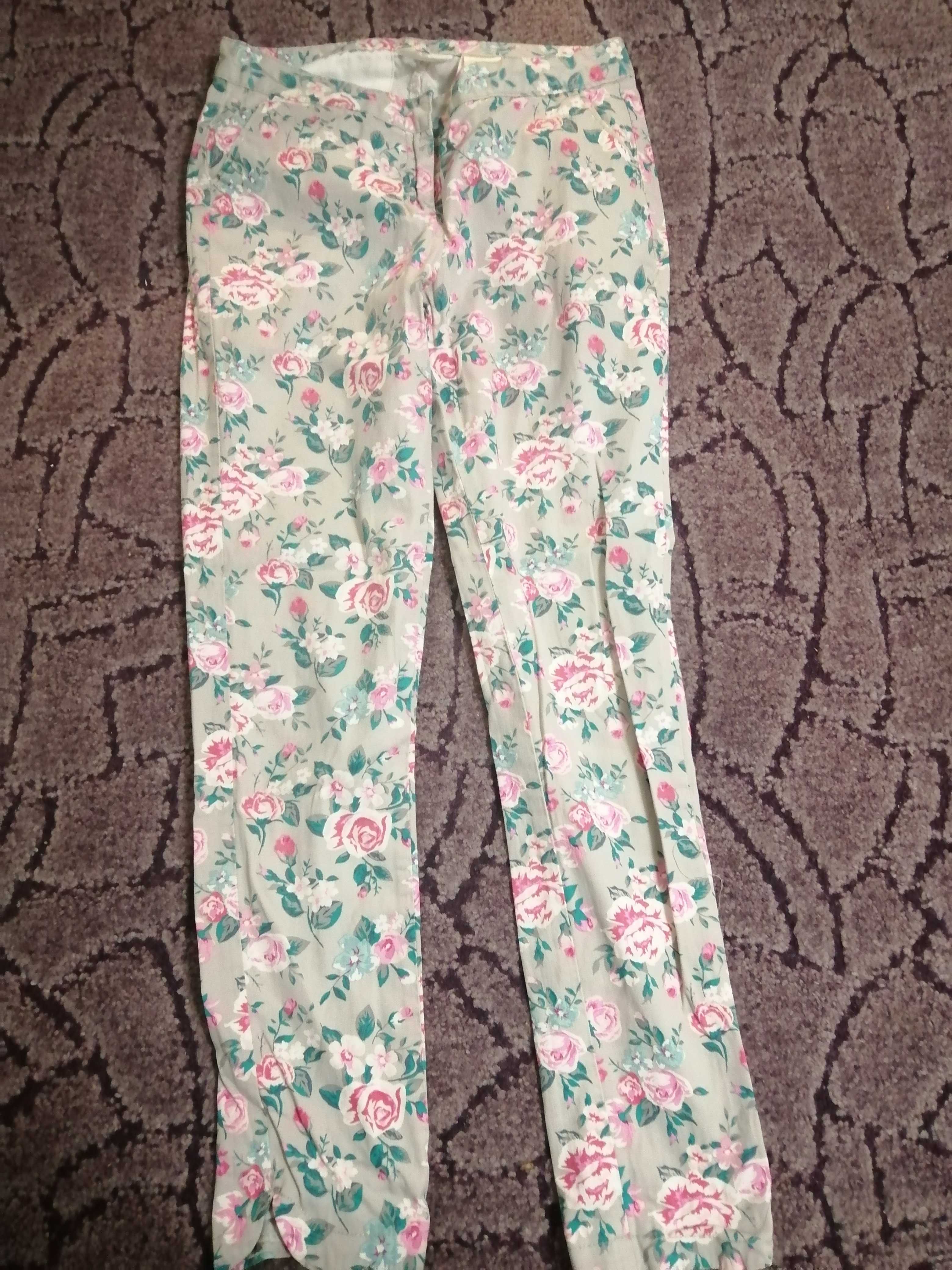 Damskie spodnie dżinsowe z kwiatami