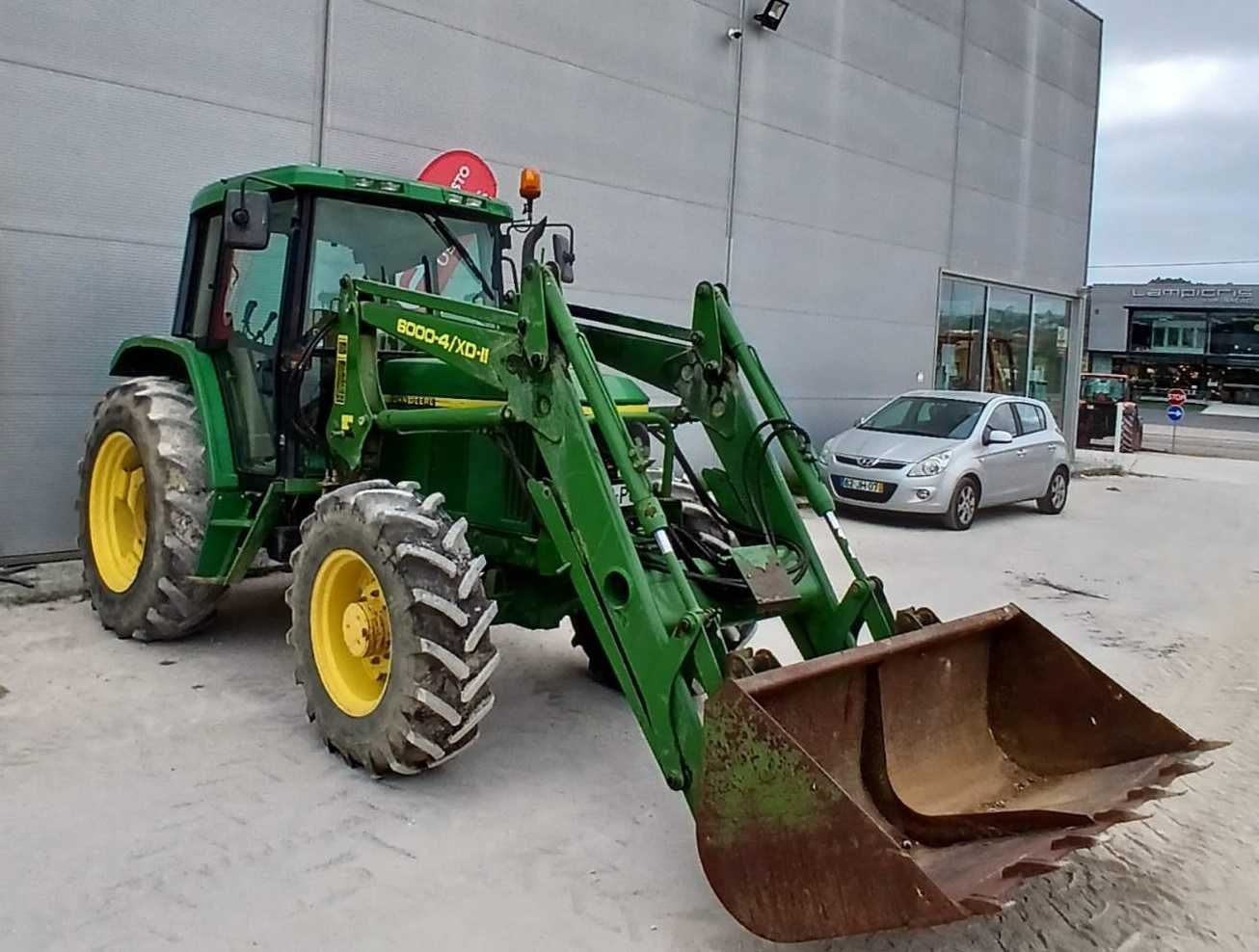 John Deere 6110 Trator com Carregador Frontal