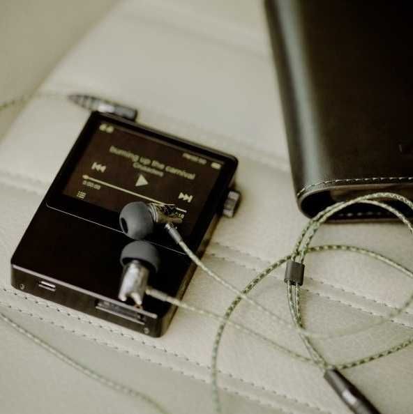 Навушники Sennheiser IE 800 преміум класу.