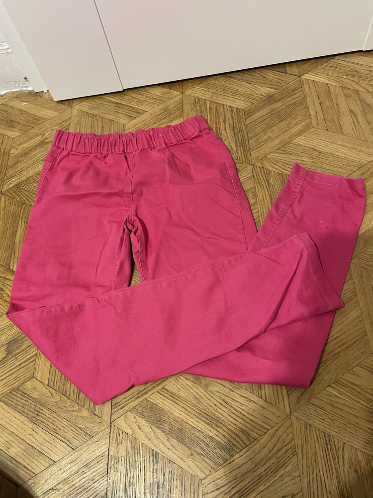 Różowe dziewczęce spodnie jeansowe