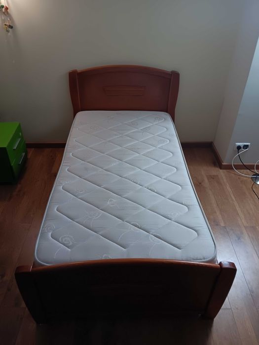 Cama individual c\ mesa de cabeceira