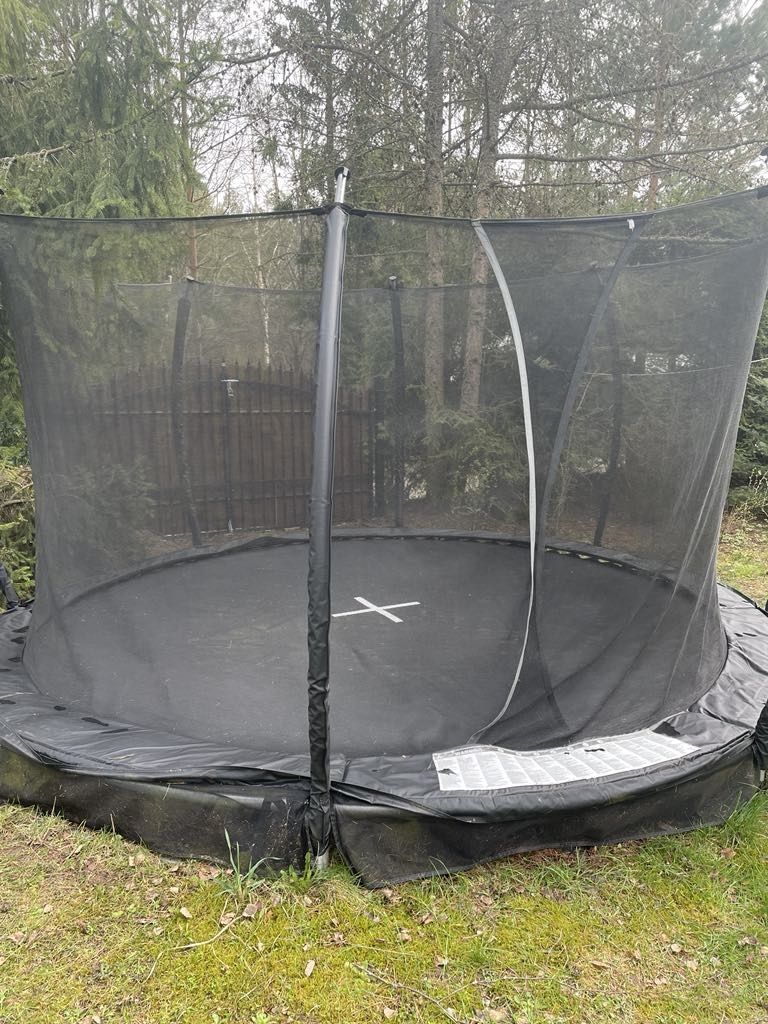 Trampolina ogrodowa naziemna.