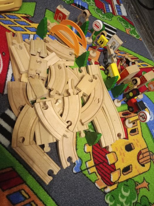 Drewniana kolejka z mostem wagonami figurkami