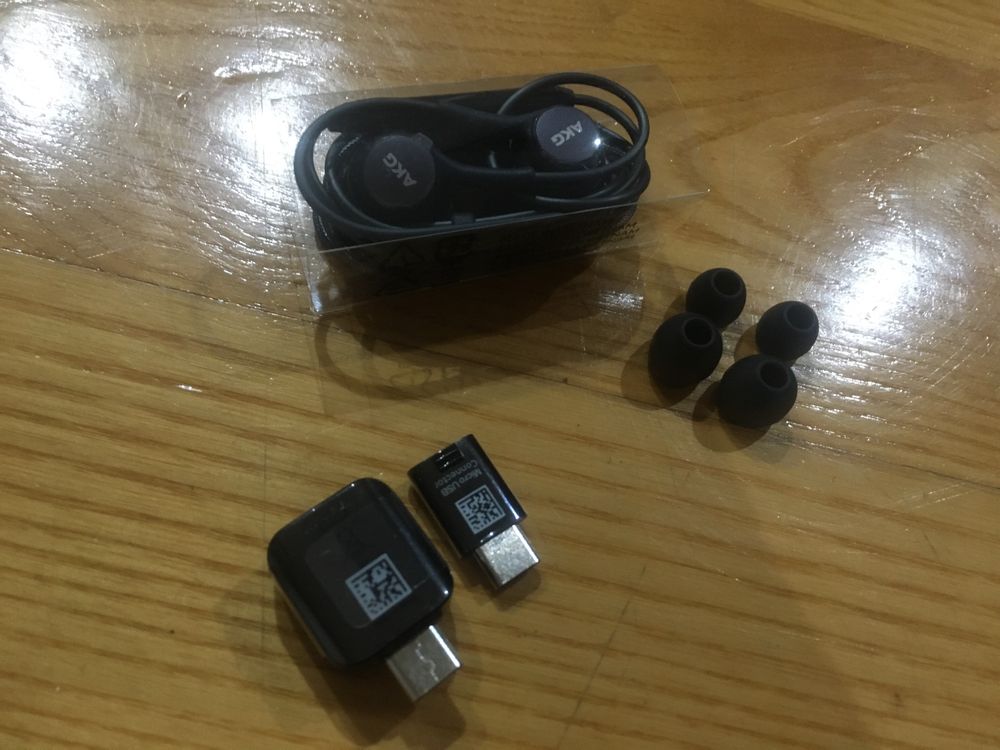 Pudelko samsung s8 z zawartością słuchawki, przejściówki, nowe