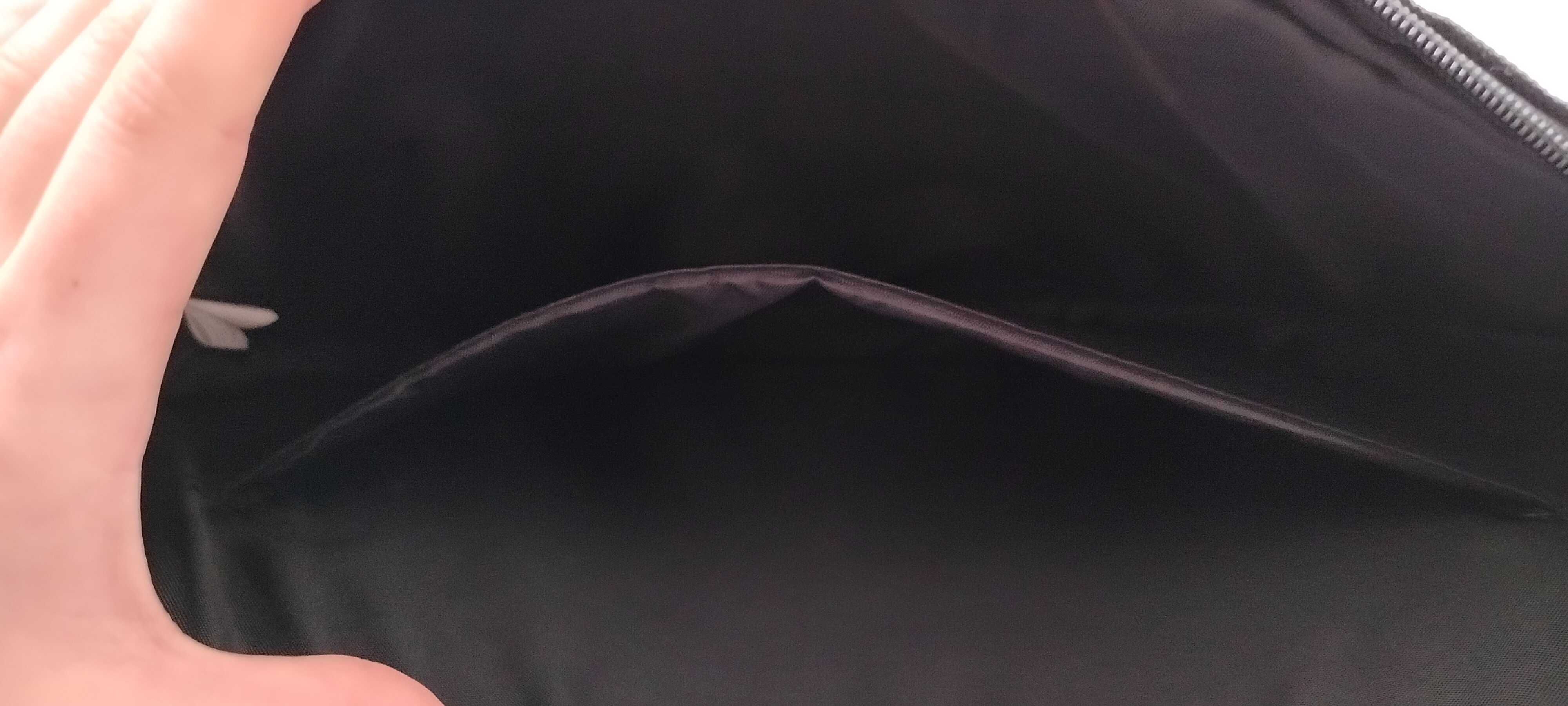 Czarna torba na laptopa