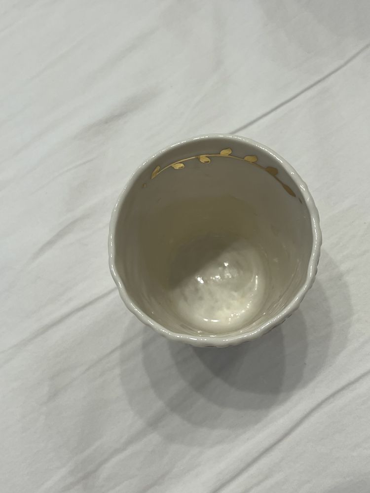 Ceramiczny kubek gliniany wazonik z fakturą kremowy złoty handmade