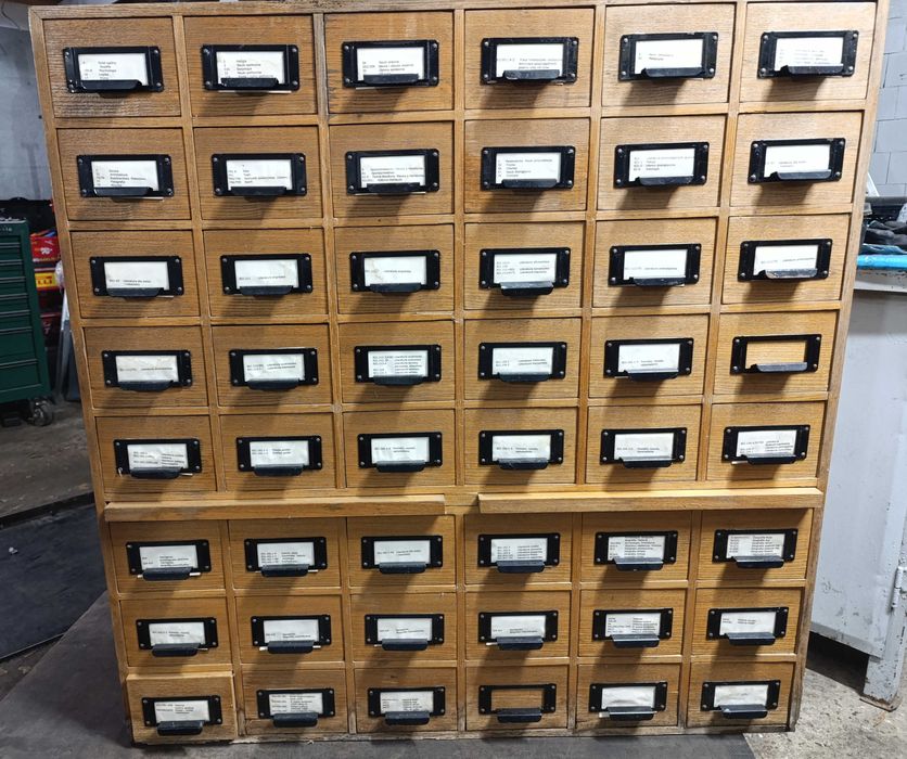 Szafka biblioteczna PRL z szufladkami