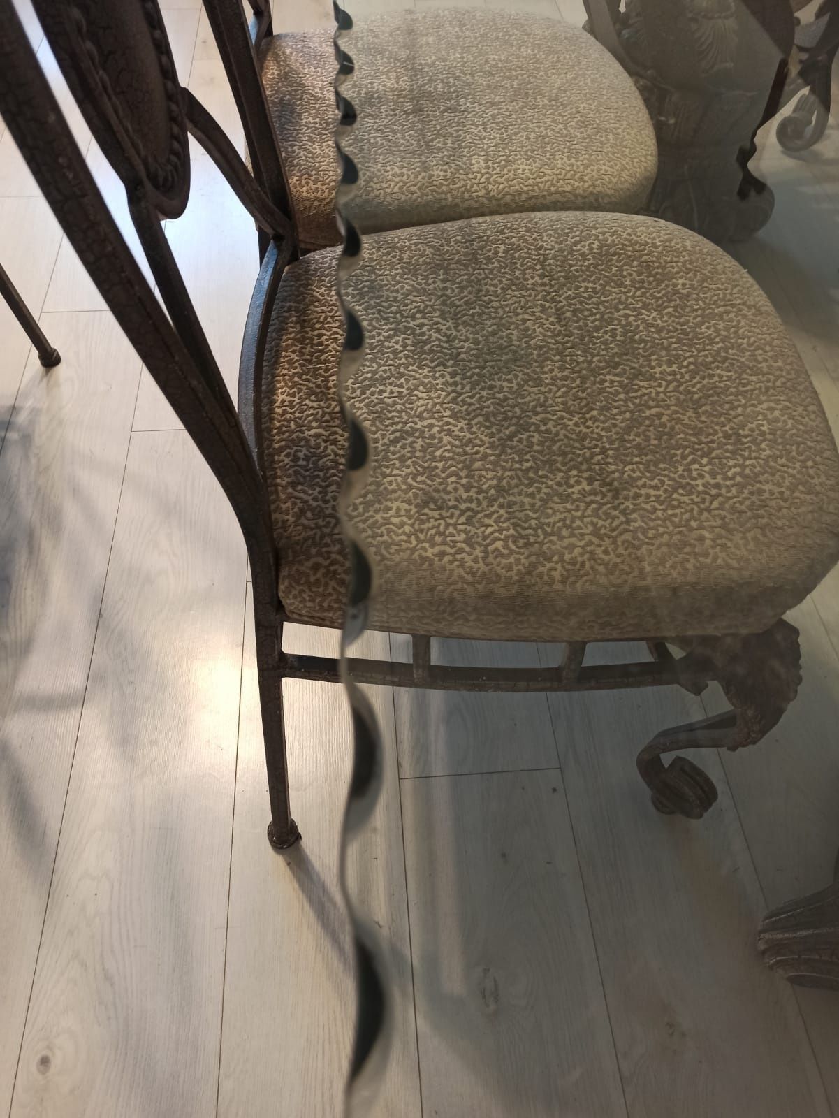 Duży stół do jadalni salonu gościnny w stylu pałacowym z kutego metalu