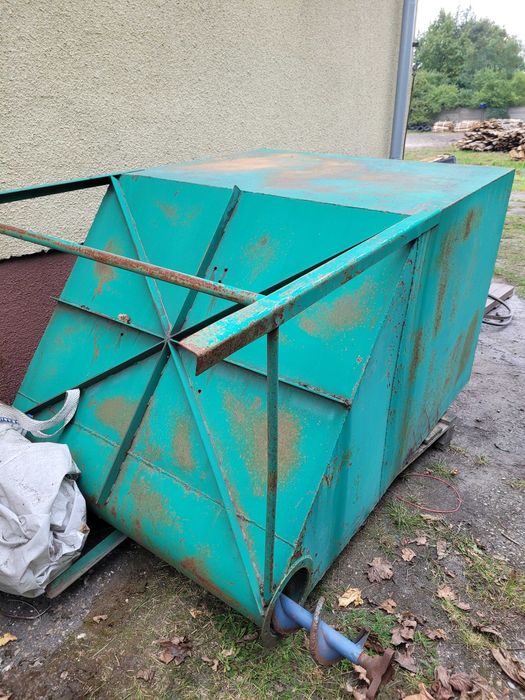 Podajnik do trocin z zasobnikiem, piec na trociny