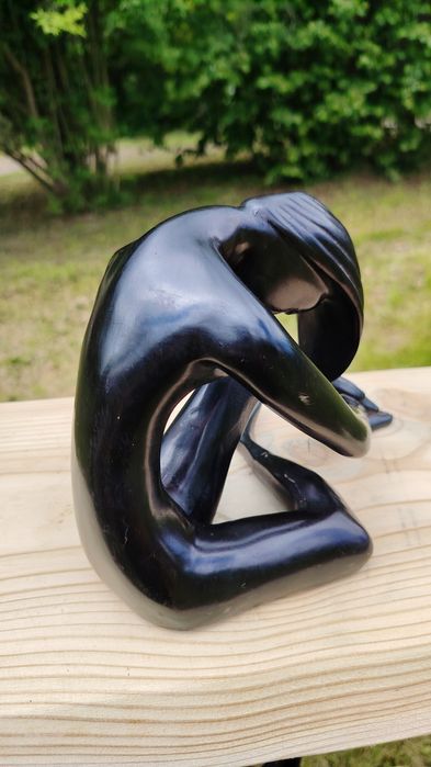 Siedząca kobieta - efekt brązu