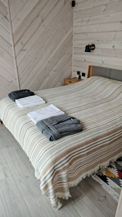 Здається подобово будиночок у лісі