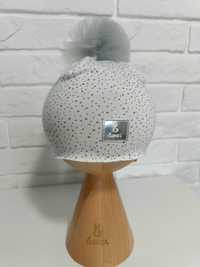 Bexa przejściowa czapka EWA ecru z tiulowym pomponem roz.41 cm