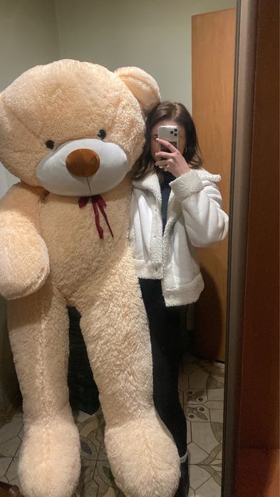 Великий плюшевий ведмідь