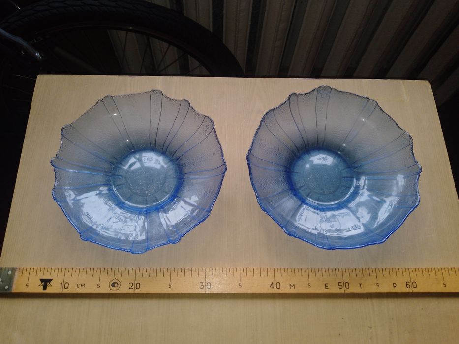 Продаються цукерниці та вироби з кришталю та скла.