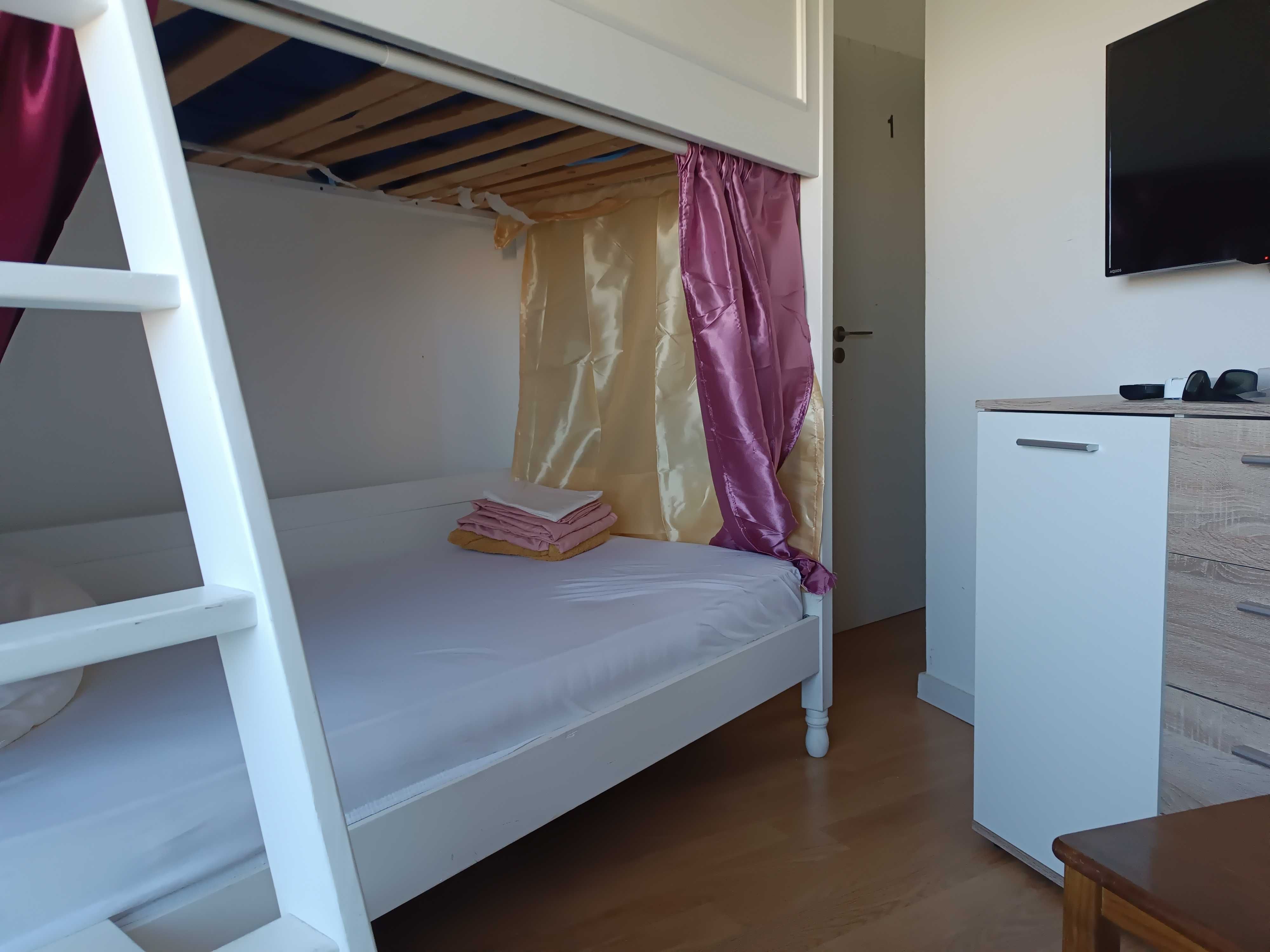 Quarto Privado com Varanda, Beliche, TV, Wi-Fi & AC