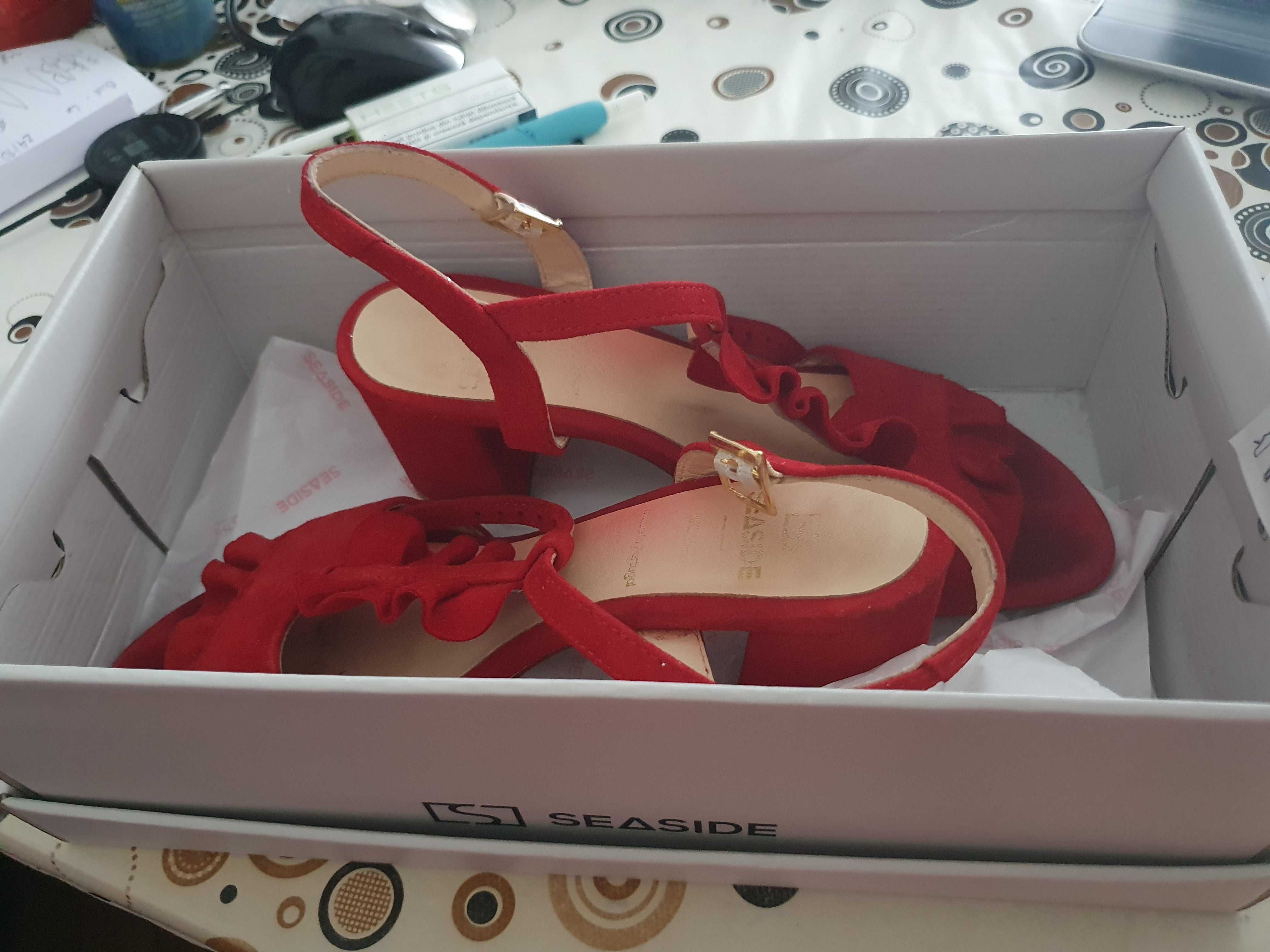 Sapatos Vermelhos em Pele Tamanho 35