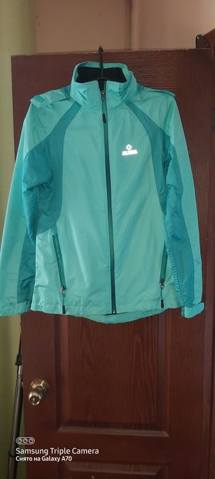 Продам женску ветровку