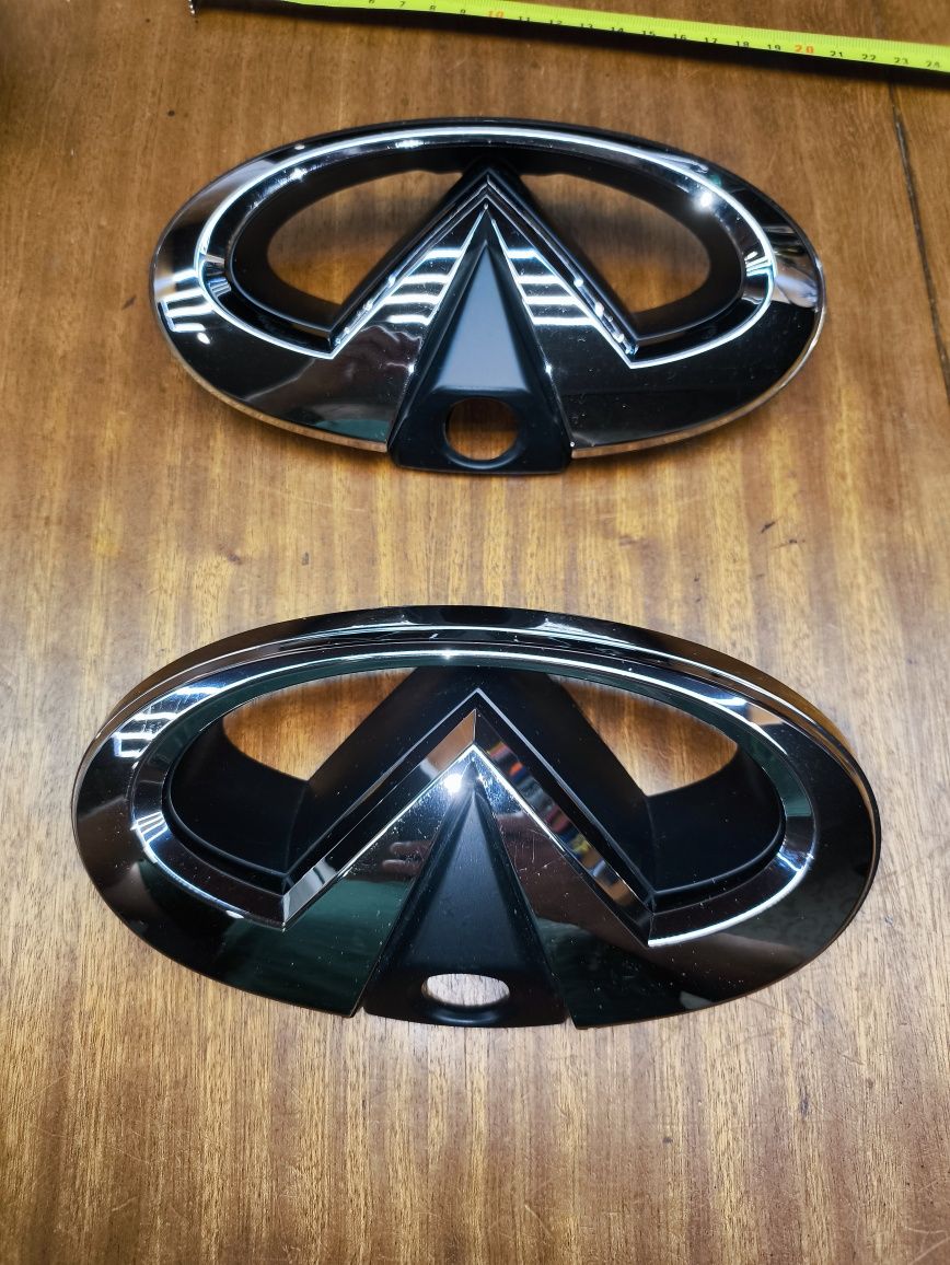 Значек, шильдик в  решетку радиатора Infiniti QX56/ QX80 оригинал бу