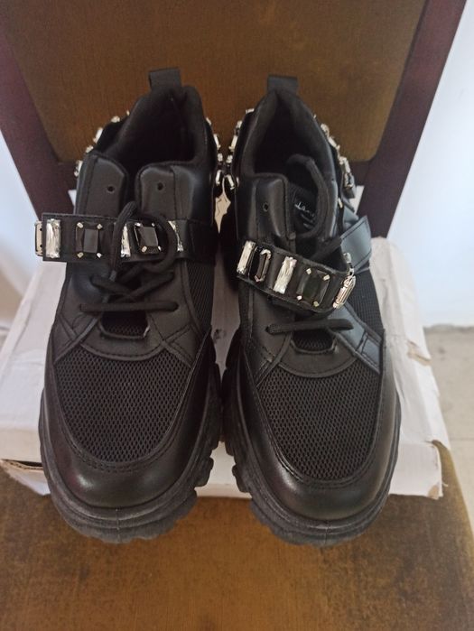 Кроссівки весняні камні р.38-39