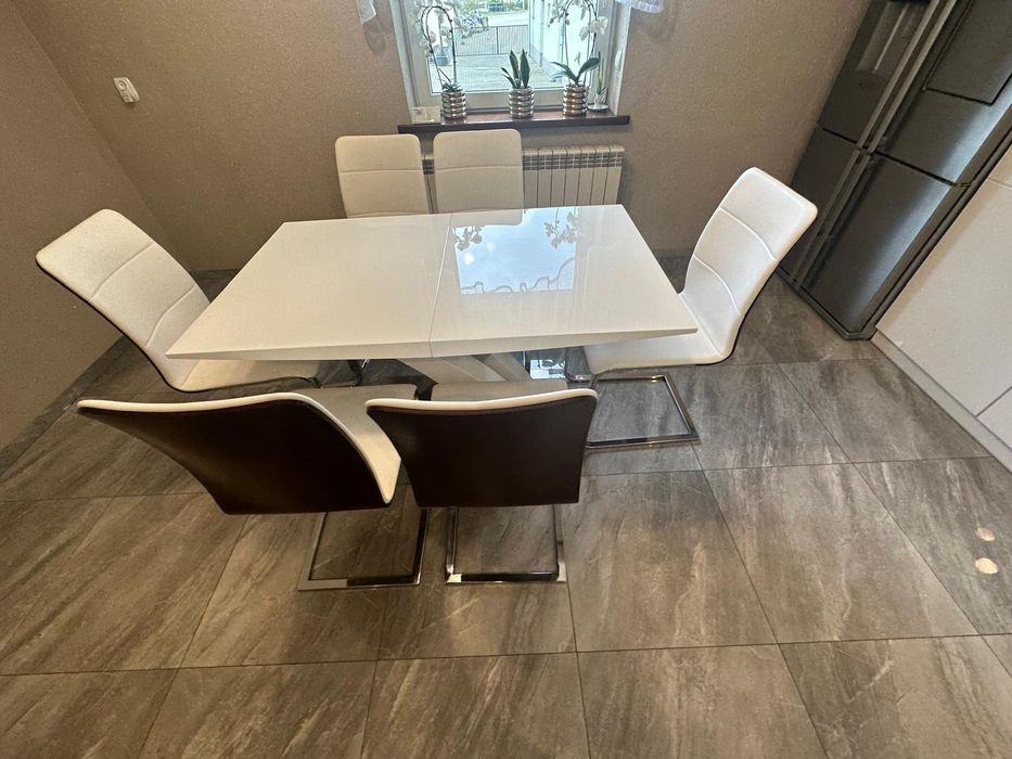 Stół i 6 krzeseł firma Paged, biały połysk