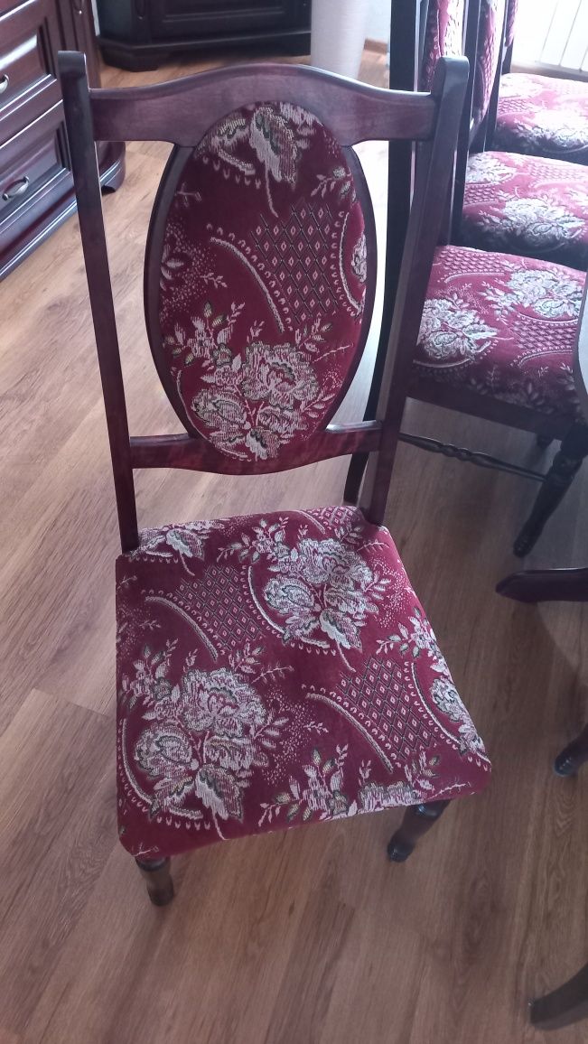 Stół z krzeslami