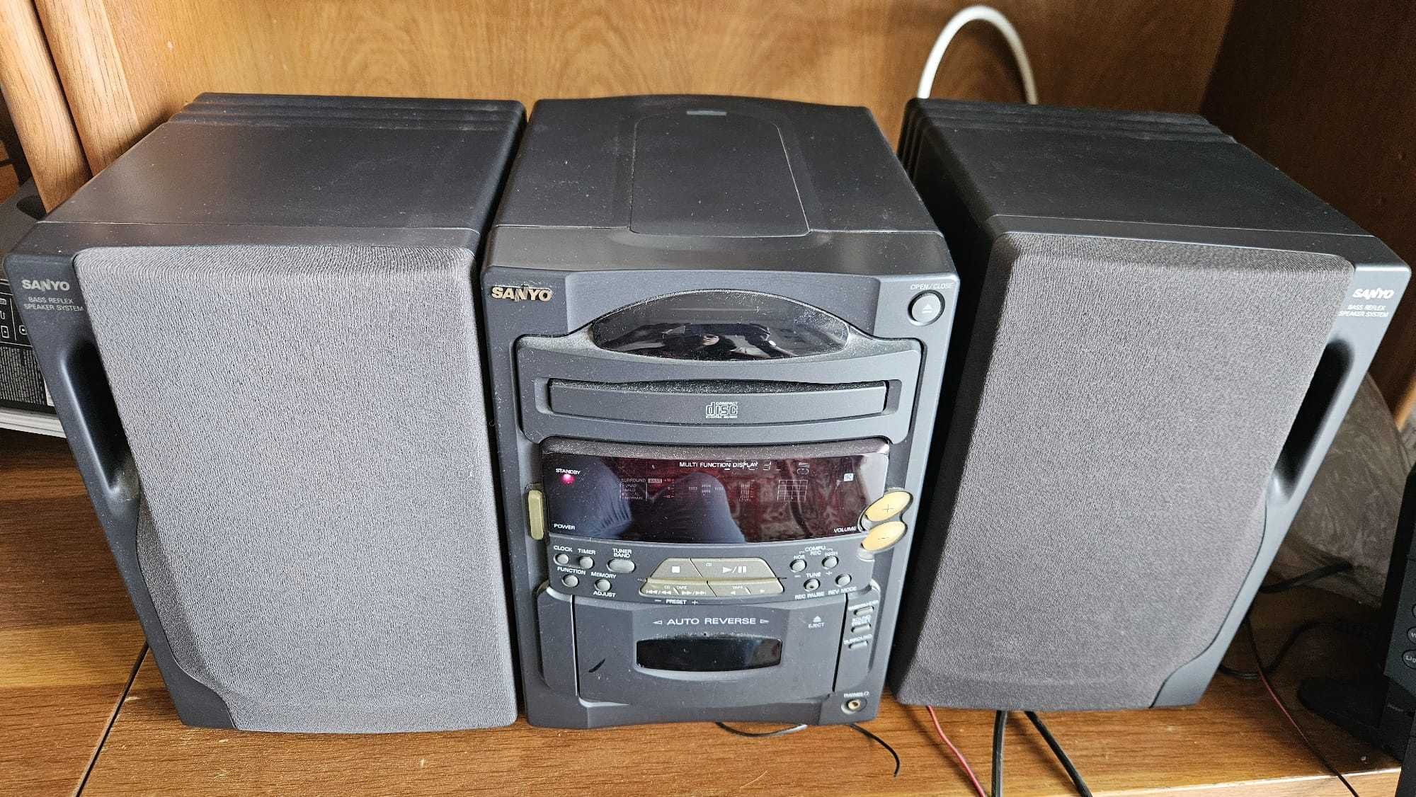 Aparelhagem Sanyo com leitor de CDs e colunas