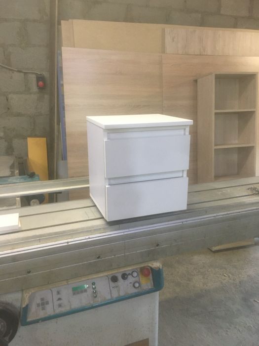 Тумба приліжкова біла