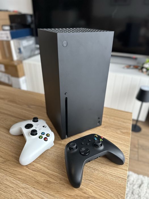 Konsola XBOX Series X 1TB + 2 pady + Hogwarts Legacy