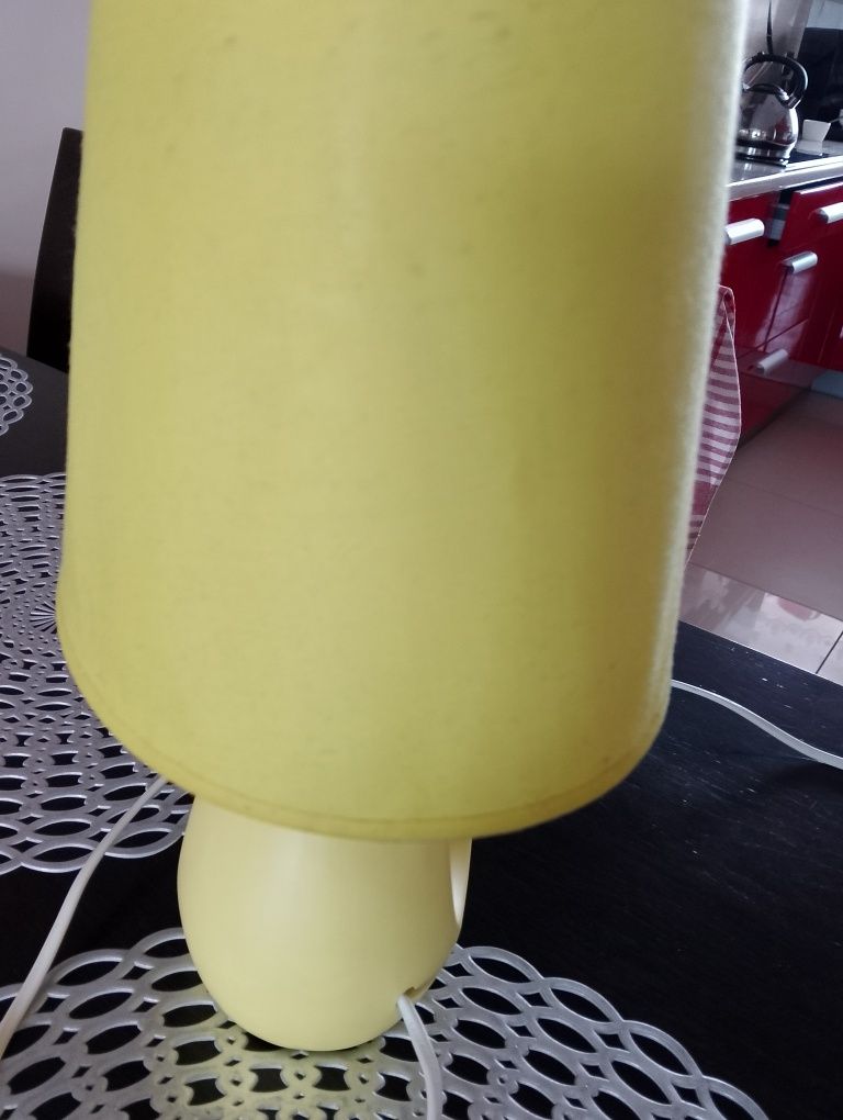 Ładna lampka w żółtym kolorze.