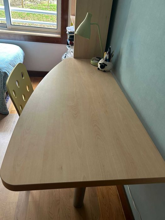 Estante com secretária integrada e cadeira incluída