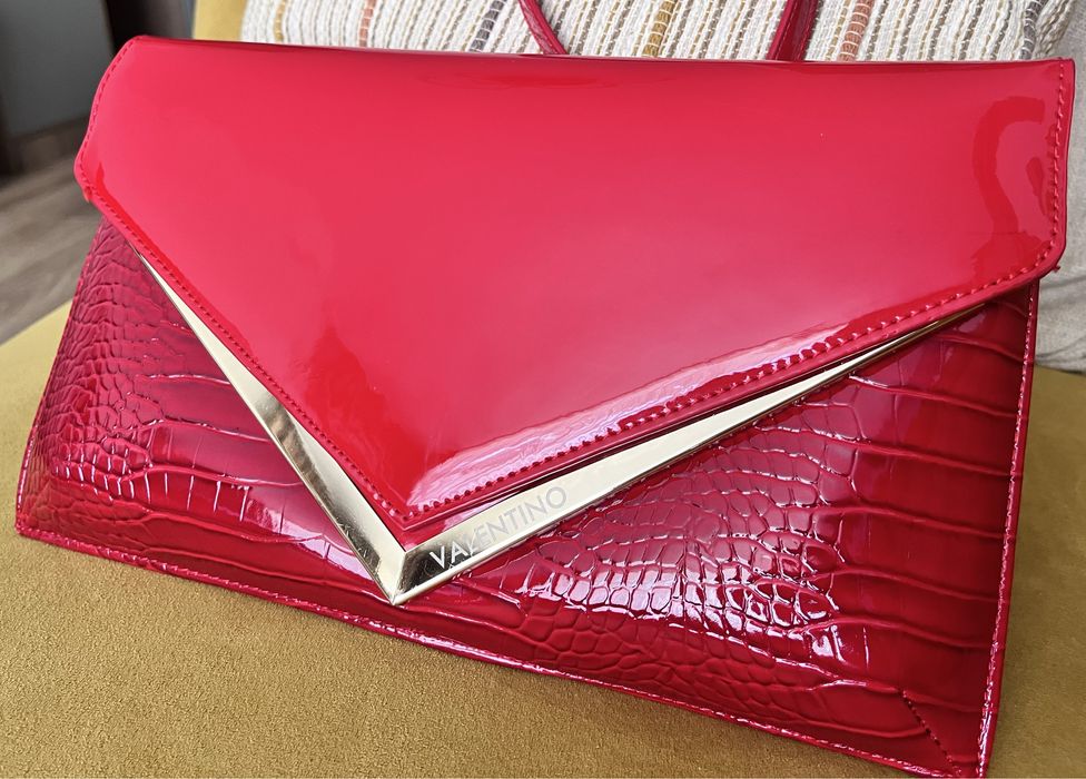 Червоний клатч Valentino