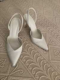 Sapatos brancos salto alto stradivarius