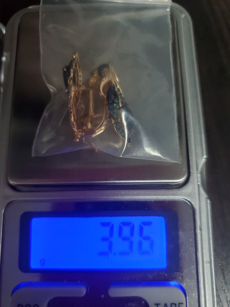 Продам новые золотые серьги проба золота 585